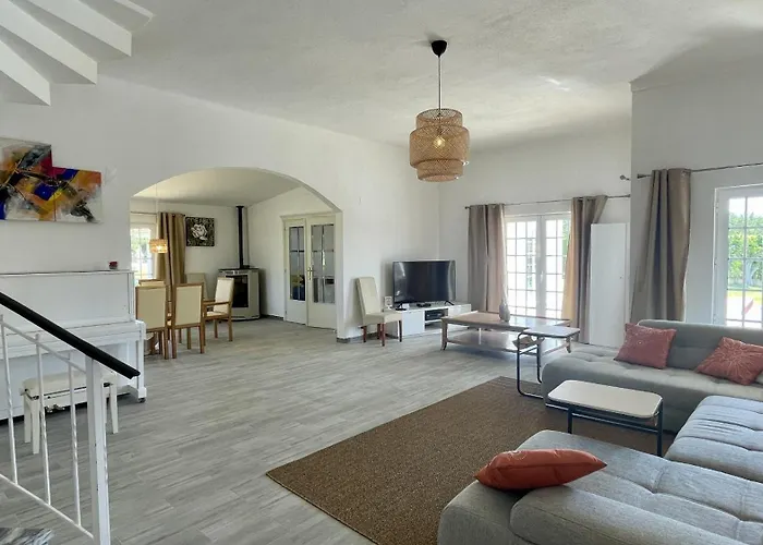 Laranjal - Private Pool - 10 Guests -