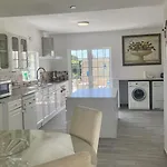 Laranjal - Private Pool - 10 Guests -