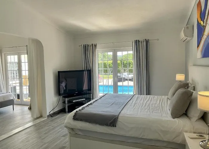 Laranjal - Private Pool - 10 Guests - *